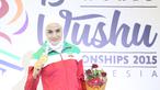 Atlet Wushu Iran saat menerima medali Emas pada Kejuaraan Dunia Wushu 2015 di Istora, Senayan, Jakarta, Rabu (18/11/2015). (Bola.com/Nicklas Hanoatubun)