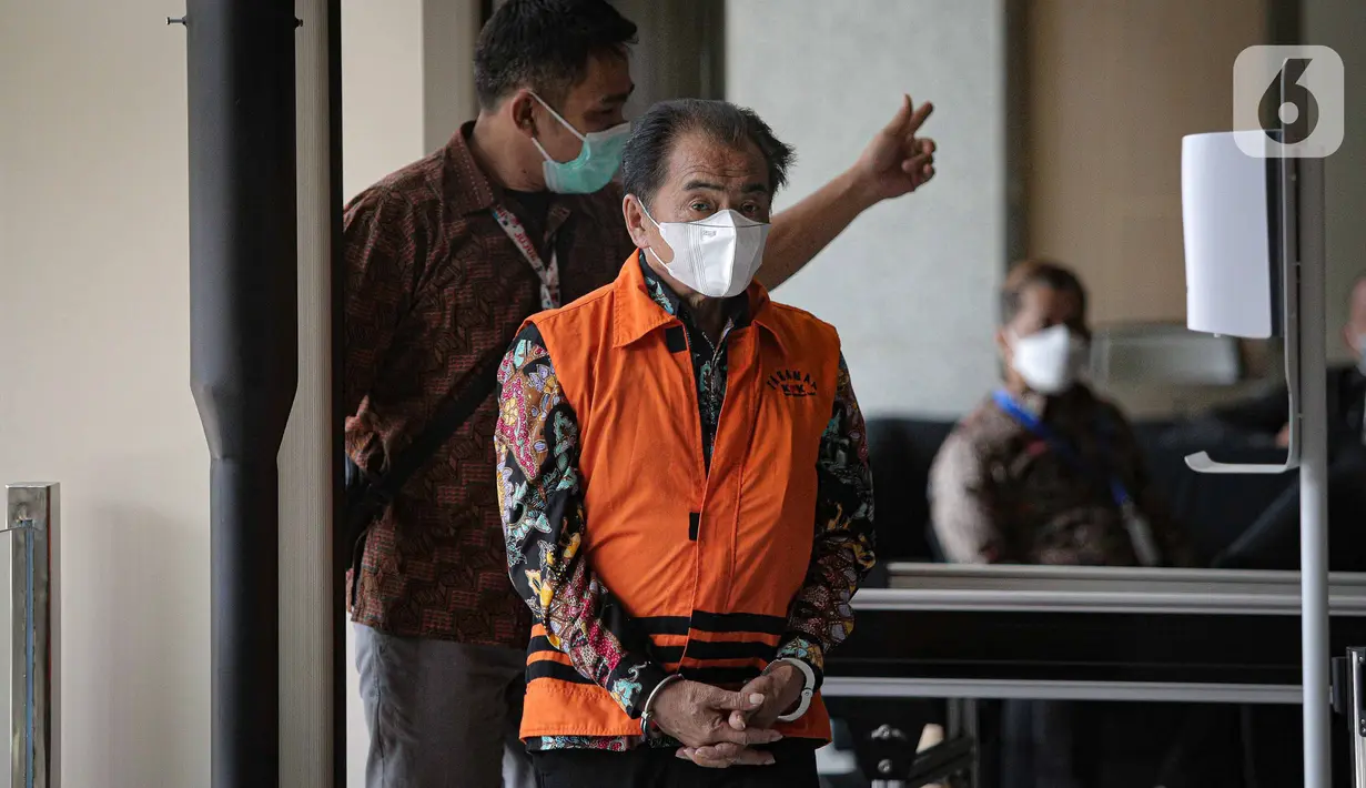 Bupati Banjarnegara Budhi Sarwono mengenakan rompi tahanan masuk ke dalam Gedung KPK, Jakarta, Jumat (24/9/2021). Bupati Banjarnegara Budhi Sarwono kembali menjalani pemeriksaan terkait kasus dugaan korupsi proyek infrastruktur. (Liputan6.com/Faizal Fanani)