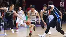 Pebasket putra Indonesia, Abraham Damar Grahita (kanan) mencoba menembus kawalan pemain Korea pada babak penyisihan Grup A Basket Putra Asian Games 2018 di Jakarta, Selasa (14/8). Indonesia kalah 65-104. (Liputan6.com/Helmi Fithriansyah)