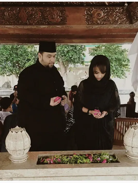 "Kita sebar 200 undangan, enggak banyak undang orang karena ingin intimate dan sakral. Lokasinya di Luar Jakarta, tapi masih di Pulau Jawa kok. Pakai adatnya nasional karena kita campur," jelasnya. (Instagram/vanessaangelofficial)