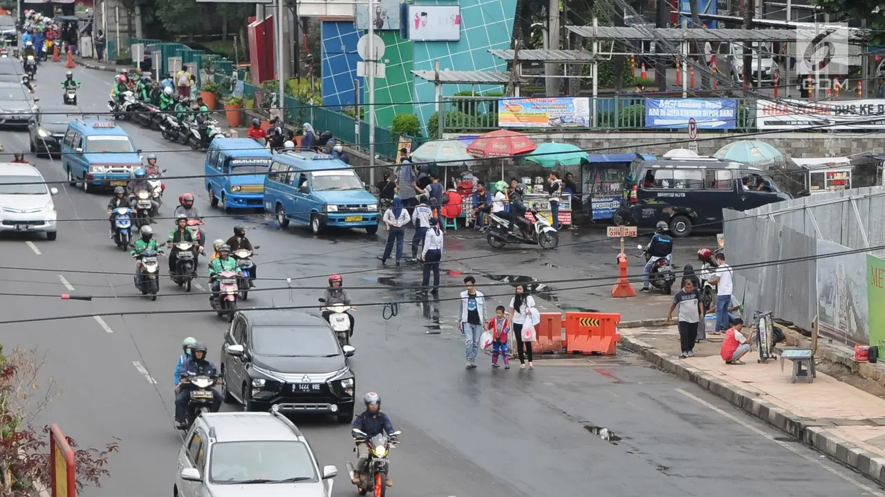 Diokupasi PKL, Trotoar Terminal Depok Sulit Dilalui Pejalan Kaki
