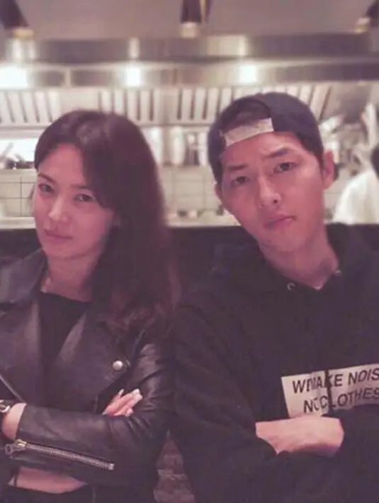 Namun ternyata, kedekatan mereka tak hanya terjadi dalam drama. Keduanya mengaku saling gugup ketika bertemu. Hal tersebut di ungkapkan oleh tentara ganteng, Song Joong Ki. (Soompi/Bintang.com)