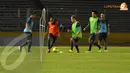 Boaz Salossa (berompi orange) mencoba mengecoh rekan setimnya dalam sesi latihan di Stadion GBK Jakarta (Liputan6.com/Helmi Fithriansyah)