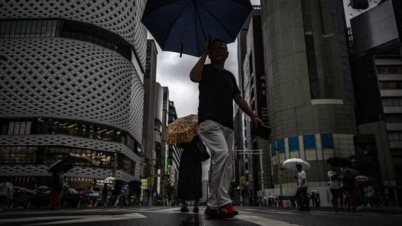 Saat Topan Lan bergerak melalui pusat perkotaan Jepang, kehadirannya diperkirakan dapat menyebabkan kerugian yang diasuransikan miliaran dolar. (AFP)