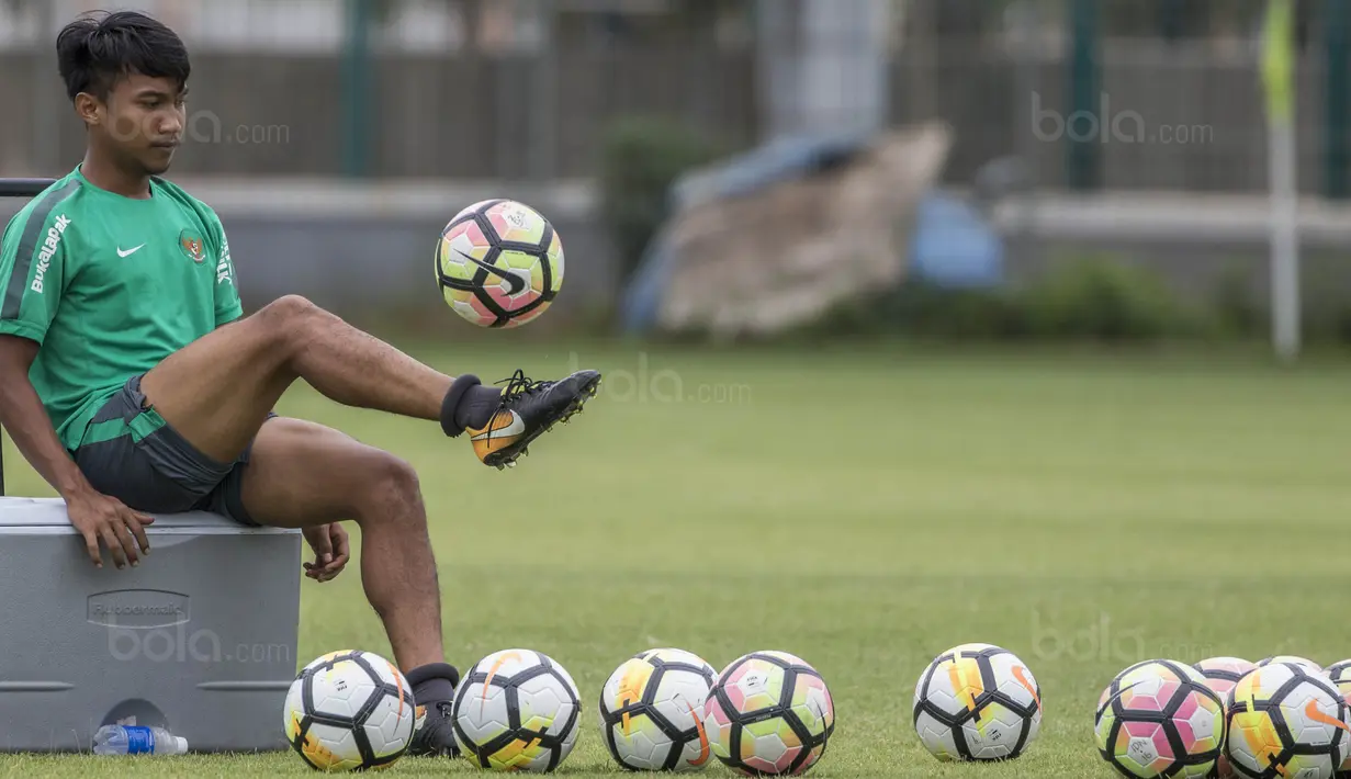 Gelandang Timnas Indonesia, Muhammad Hargianto, melakukan juggling saat latihan di Lapangan ABC Senayan, Jakarta, Jumat (19/1/2018). Pemusatan latihan ini dilakukan jelang Asian Games 2018. (Bola.com/Vitalis Yogi Trisna)