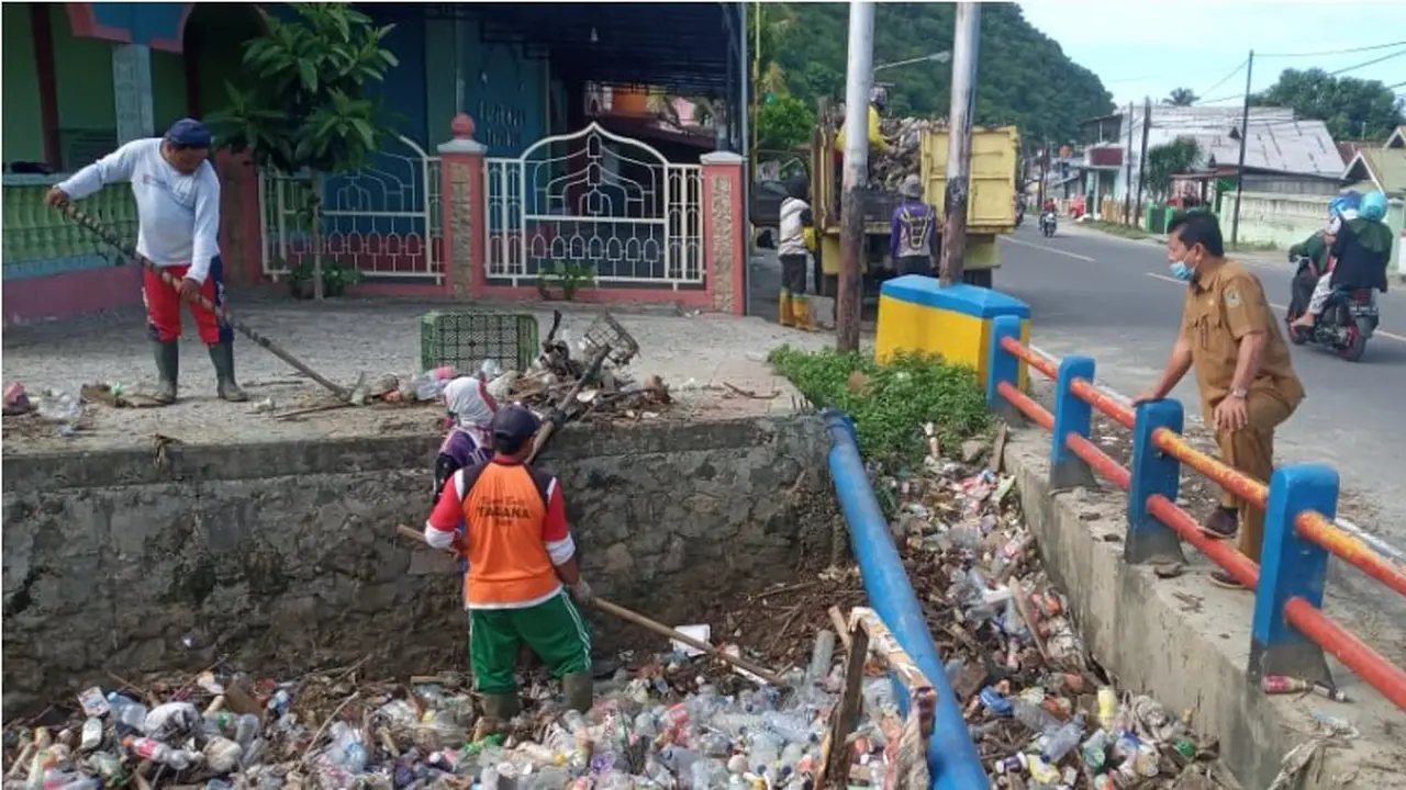 Tumpukan sampah di Kota Gorontalo dinilai lambat teratasi (Arfandi/Liputan6.com)