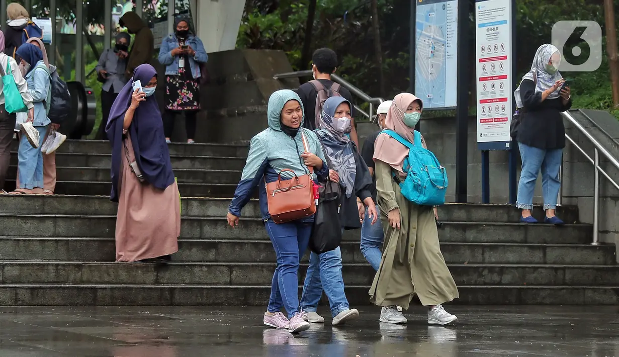 Pekerja tengah melintas di kawasan Kendal, Jakarta, Jumat (9/12/2022). Pemerintah Provinsi DKI Jakarta resmi menaikkan upah minimum provinsi (UMP) 2023 sebesar 5,6 persen atau menjadi Rp 4,9 juta. (Liputan6.com/Angga Yuniar)
