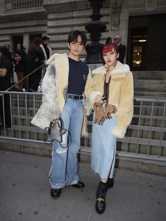 Isyana Sarasvati kenakan over shearling shrunken aviator dengan warm vintage dan oversized collar. [Coach]