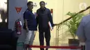 Menurutnya, kuota yang diperoleh perusahaannya justru mengalami penurunan signifikan dibandingkan tahun-tahun sebelumnya. Tampak dalam foto, pemilik agen perjalanan haji dan umroh, Maktour Travel, Fuad Hasan Masyhur (kiri) saat akan meninggalkan Gedung Merah Putih Komisi Pemberantasan Korupsi (KPK), Jakarta, Senin (26/1/2025). (Liputan6.com/Helmi Fithriansyah)