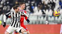 Pemain Juventus Adrien Rabiot (kiri) berebut bola dengan pemain Napoli Diego Demme pada pertandingan sepak bola Serie A Liga Italia di Allianz Stadium, Turin, Italia, 6 Januari 2022. Pertandingan berakhir 1-1. (Fabio Ferrari/LaPresse via AP)