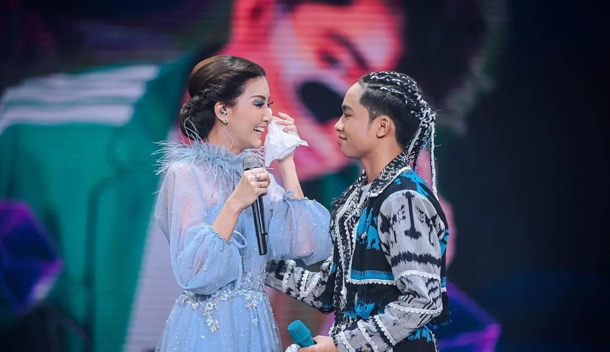 Sarwendah pun tak kuasa menahan air matanya atas kesuksesan konser yang digelar sang anak, Betrand Peto Putra Onsu. (Foto: Instagram/@ruben_onsu)