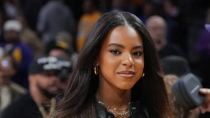 Blue Ivy tampak sangat mirip dengan Beyoncé saat menghadiri pertandingan NBA bersama ayahnya, Jay-Z.