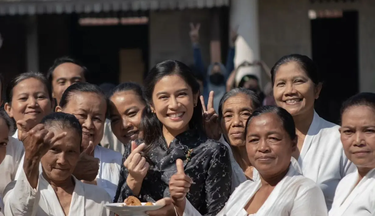 “Ini merupakan bentuk interpretasi saya terhadap konsep "lady boss" di Indonesia era itu, powerful (bukan maskulin), karena menjadi perempuan kuat bukan berarti menjadi maskulin. Begitu pula dengan pemilihan motif batik parang yang melambangkan perlawanan (batin) Dasiyah,” tulis Hagai Pakan. [@hagaipakan]