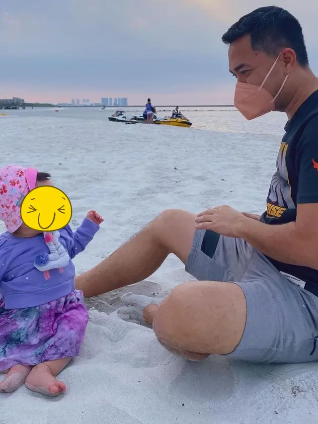 6 Momen Liburan Zaskia Gotik Bareng Suami dan Anak, Nikmati Indahnya Pantai Ancol