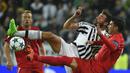 Pemain Juventus, Andrea Barzagli berebut bola dengan pemain Sevilla, Jose Antonio Reyes pada laga Liga Champions di Stadion Juventus, Italia, Kamis (1/10/2015). (AFP Photo/Olivier Morin)