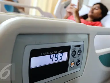 Angka 49,3 kg di tempat tidur pasien menunjukkan berat badan pasien saat di tempat tidur Rumah Sakit Royal Progress Sunter, Jakarta, Kamis (28/7). Fasilitas itubmerupakan rawat inap executive level yang disediakan rumah sakit. (Liputan6.com/Fery Pradolo)