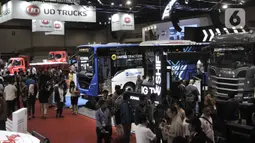 Sejumlah kendaraan dipemerkan dalam GAIKINDO Indonesia International Commercial Vehicle Expo (GIICOMVEC) di JCC, Senayan, Jakarta, Kamis (5/3/2020). GIICOMVEC 2020 berlangsung hingga 8 Maret. (merdeka.com/Iqbal Nugroho)