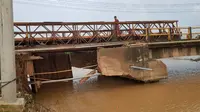Jembatan Bailey sebagai pengganti sementara Jembatan Tabunio II yang putus akibat banjir di Kabupaten Tanah Laut, Kalimantan Selatan. (Dok Kementerian PUPR)
