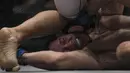 Petarung Indonesia, Yohan Legowo, kesakitan terkena kaki Victorio Senduk saat laga One Championship di JCC Senayan, Jakarta, Sabtu (20/1/2018). Yohan berhasil mengalahkan Victorio. (Bola.com/Vitalis Yogi Trisna)