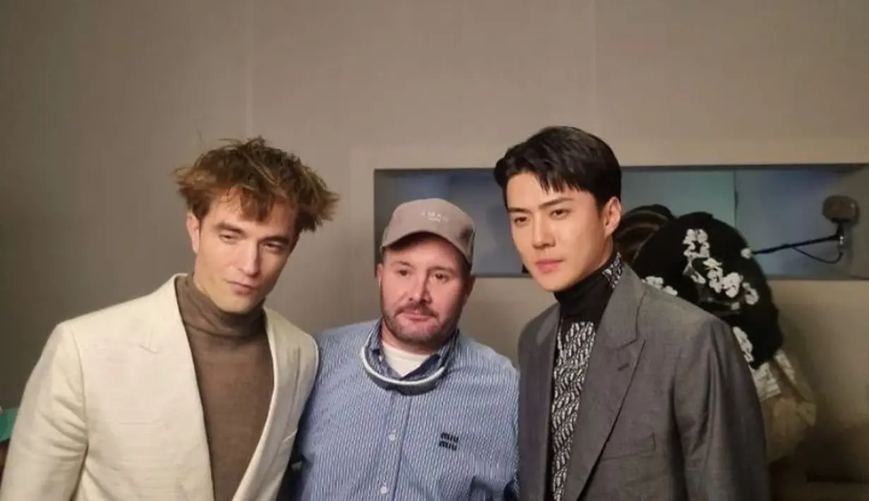Sehun EXO dan Cha Eun Woo ASTRO menjadi salah satu artis yang menghadiri show tersebut bersama deretan artis lainnya seperti Robert Pattinson, Naomi Campbell, Daniel Kaluuya, Lewis Hamilton.