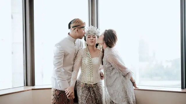 6 Potret Penampilan Siti Badriah di Pernikahan Adik Ipar, Kompak Pakai Sarimbit