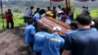 Suasana Haru Pemakaman Sejoli Korban AirAsia QZ8501
