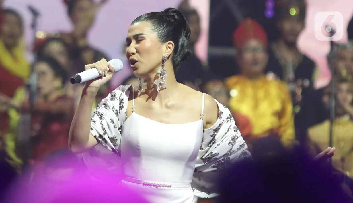 Penyanyi Christie memeriahkan acara Konser Kebangsaan, Simfoni Insan Perhubungan, Bangkit Maju Bersama di Jakarta, Sabtu (6/8/2022). Elek Yo Band, band yang beranggotakan Menteri Kabinet Indonesia Maju, tampil di acara Konser Kebangsaan tersebut. (Liputan6.com/Herman Zakharia)