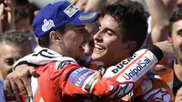 Pebalap Repsol Honda, Marc Marquez, bersama pebalap Ducati, Jorge Lorenzo, merayakan kemenangan pada GP Aragon di Sirkuit Motorland, Alcaniz, Minggu (24/9/2017). Marquez berhasil finis tercepat dengan waktu 42 menit 6,819 detik. (AFP/Jose Jordan)