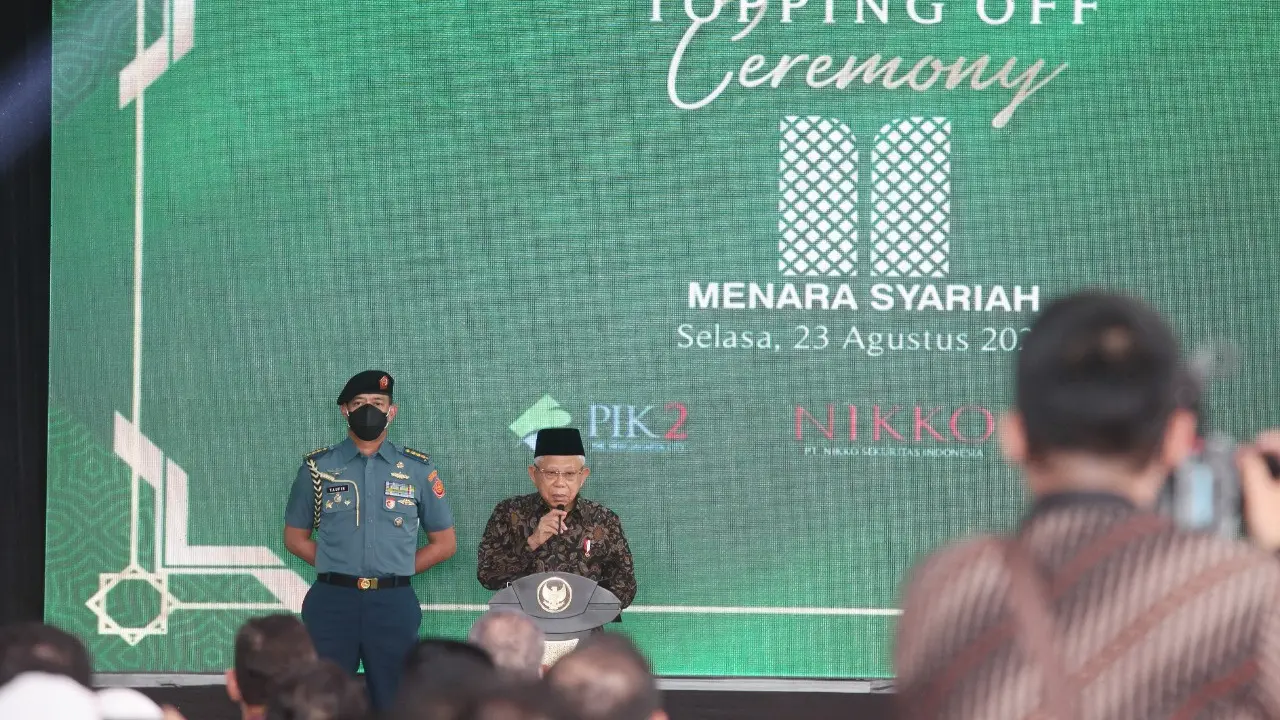 Wakil Presiden Ma'ruf Amin meresmikan pemasangan atap atau Topping Off Menara Syariah, yang menjadi bagian dari Pusat Keuangan Syariah Internasional di Pantai Indah Kapuk (PIK) 2, di Jakarta, Selasa.