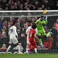 Andre Onana tampil baik saat MU tahan imbang Liverpool 0-0 pada lanjutan Liga Inggris 2023/2024 di Anfield hari Senin (18/12/2023) dini hari WIB. (PAUL ELLIS / AFP)