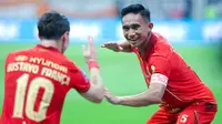 Pemain Persija Jakarta, Rizky Ridho, bersama Gustavo Franca berselebrasi setelah mencetak gol ke gawang Persita Tangerang dalam laga pekan pertama BRI Super League 2025/2026 di Jakarta International Stadium (JIS), Minggu (10/8/2025) malam WIB. (Bola.com/M Iqbal Ichsan)