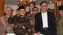 Presiden ke-3 RI Bacharuddin Jusuf Habibie dan mantan Wakil PM Malaysia Anwar Ibrahim tersenyum saat bertemu di kediamannya di Jalan Patra Kuningan XIII, Jakarta Selatan, Minggu (20/5). (Liputan6.com/Angga Yuniar)