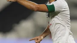 Xavi Hernandez terlihat menikmati perannya saat berlaga di pertandingan antara Qatar Stars League melawan Lekhwiya di Doha (27/11/2015). Xavi mengaku sudah mulai beradaptasi dan senang bisa bermain di Qatar.(AFP Photo/Karim Jaafar)