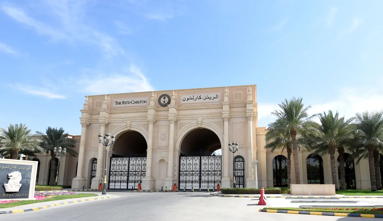 Gerbang utama hotel mewah Ritz Carlton Riyadh di  Arab Saudi, 5 November 2017. Hotel bintang lima tersebut dijadikan sebagai rumah tahanan sementara 11 pangeran Saudi, empat menteri, dan puluhan mantan anggota kabinet. (FAYEZ NURELDINE/AFP)