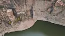 Foto dari udara pada 28 Oktober 2020 ini menunjukkan jalur di tebing dekat Waduk Xiagou yang berada di Chaiguan, Kota Shahe, Provinsi Hebei, China utara. Mengular berliku di sepanjang gunung, jalur tebing ini memiliki panjang 560 meter dan berada puluhan meter di atas permukaan air. (Xinhua/Mu Yu)