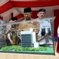 (Ki-Ka) Direktur Utama BSI Hery Gunardi, Wali Nanggroe Aceh Tgk Malik Mahmud Al-Haytar dan Asisten Administrasi Umum Pejabat Gubernur Aceh H. Iskandar melihat maket Gedung landmark di Banda Aceh, Selasa (06/09/2022). (Liputan6.com/HO)