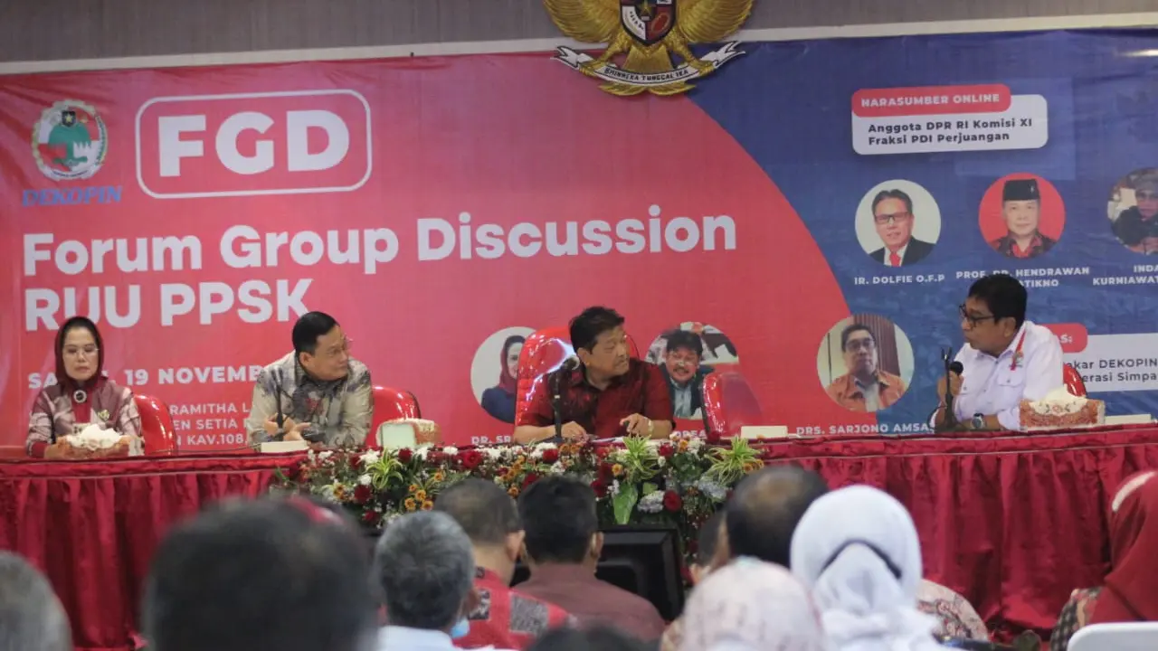 Ketua Umum Dekopin, Sri Untari Bisowarno menegaskan keterlibatan Otoritas Jasa Keuangan (OJK) berpotensi menciderai jati diri koperasi.