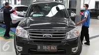Aktivitas di salah satu dealer mobil Ford di Jakarta, Selasa (26/1). Ford memastikan para konsumen dapat tetap mengunjungi dealer Ford untuk layanan penjualan, servis, dan garansi hingga beberapa waktu ke depan di tahun ini. (Liputan6.com/Angga Yuniar)