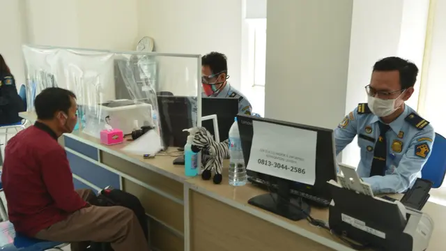 Imigrasi Jatim buka layanan di 9 kantor daerah selama PPKM Level 3 di Jatim. (Dian Kurniawan/Liputan6.com)