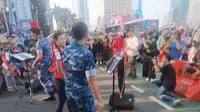 Orchestra Swa Bhuana Paksa Tentara Nasional Indonesia Angkatan Udara (TNI AU) menggelar pertunjukan musik di kawasan Bundaran Hotel Indonesia (HI) Jakarta Pusat. Acara ini digelar di sela-sela kegiatan Car Free Day (CFD), Minggu (11/8/2024). (Tim News).