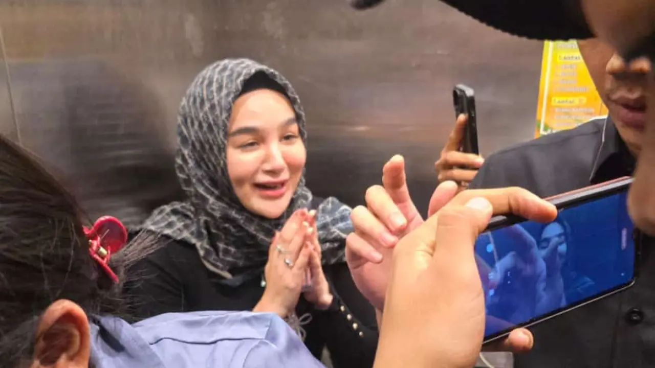 Hana Hanifah usai diperiksa Polda Riau terkait korupsi SPPD di DPRD.