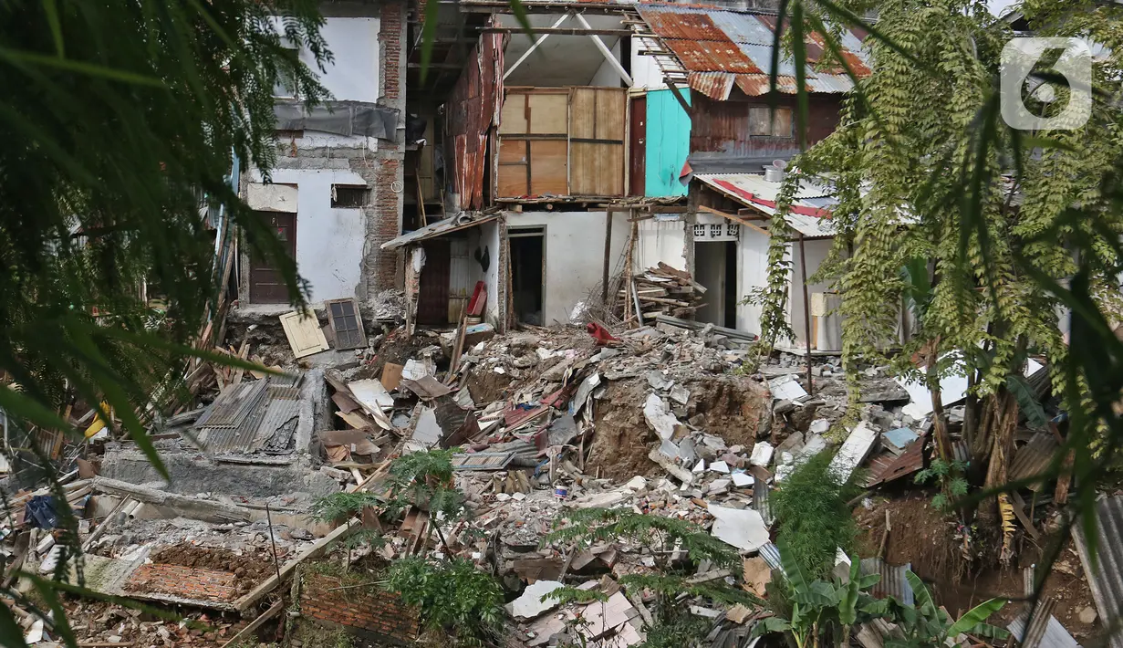 Kondisi rumah amblas di bantaran kali Ciliwung kawasan Matraman Dalem, Jakarta, Selasa (3/3/2020). Rumah amblas akibat hujan lebat yang mengguyur Ibu kota. (Liputan6.com/Hermaan Zakharia)