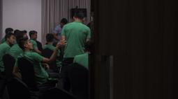 Pemain Timnas Indonesia, Fachrudin Ariyanto, bersama rekan-rekannya mengikuti sesi ESQ di Hotel Grand Zuri, Jawa Barat, Senin (5/11). Materi ESQ diberikan jelang turnamen Piala AFF 2018. (Bola.com/Vitalis Yogi Trisna)