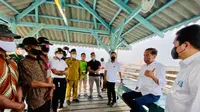 PresidenJokowi saat berdialog dengan perwakilan nelayan di Dermaga Kapal Nelayan Bale Purbo, Kabupaten Gresik, Jawa Timur, Rabu (20/4/2022). (Biro Pers Sekretariat Presiden)