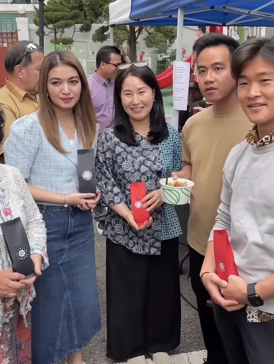Rambutnya nampak diwarnai blonde yang dibiarkan lurus tanpa poni. Dengan riasan natural dengan lipstik merah yang on point. @indonesiainseoul/@gandisulis