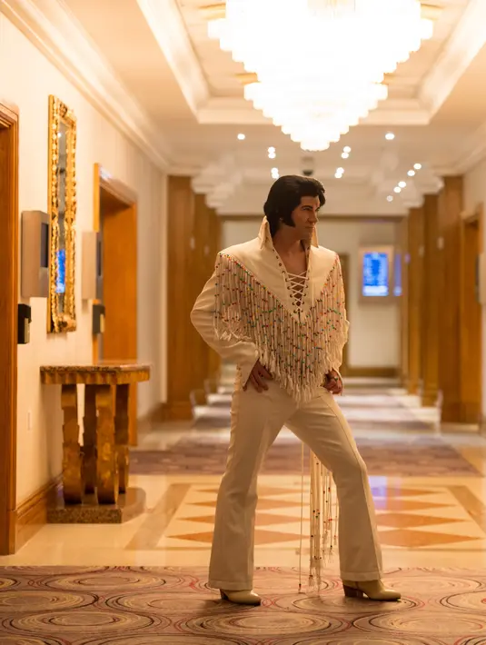 Kontestan bergaya seperti penyanyi Elvis Presley berpose sebelum mengikuti Kejuaraan Elvis Eropa di Hilton Metropole Hotel di Birmingham, Inggris (5/1). (AFP Photo/Oli Scarff)
