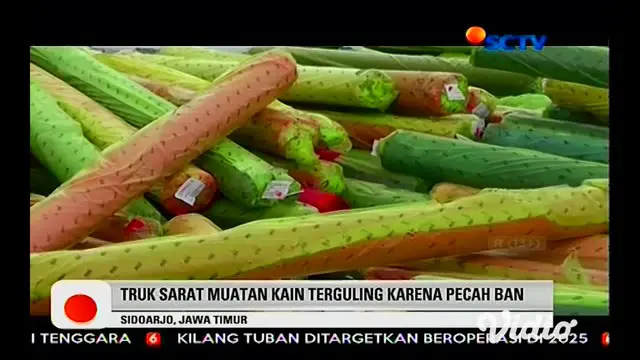 VIDEO: Pecah Ban, Mobil Boks Muatan Kain Terguling di Jalan Arteri Porong