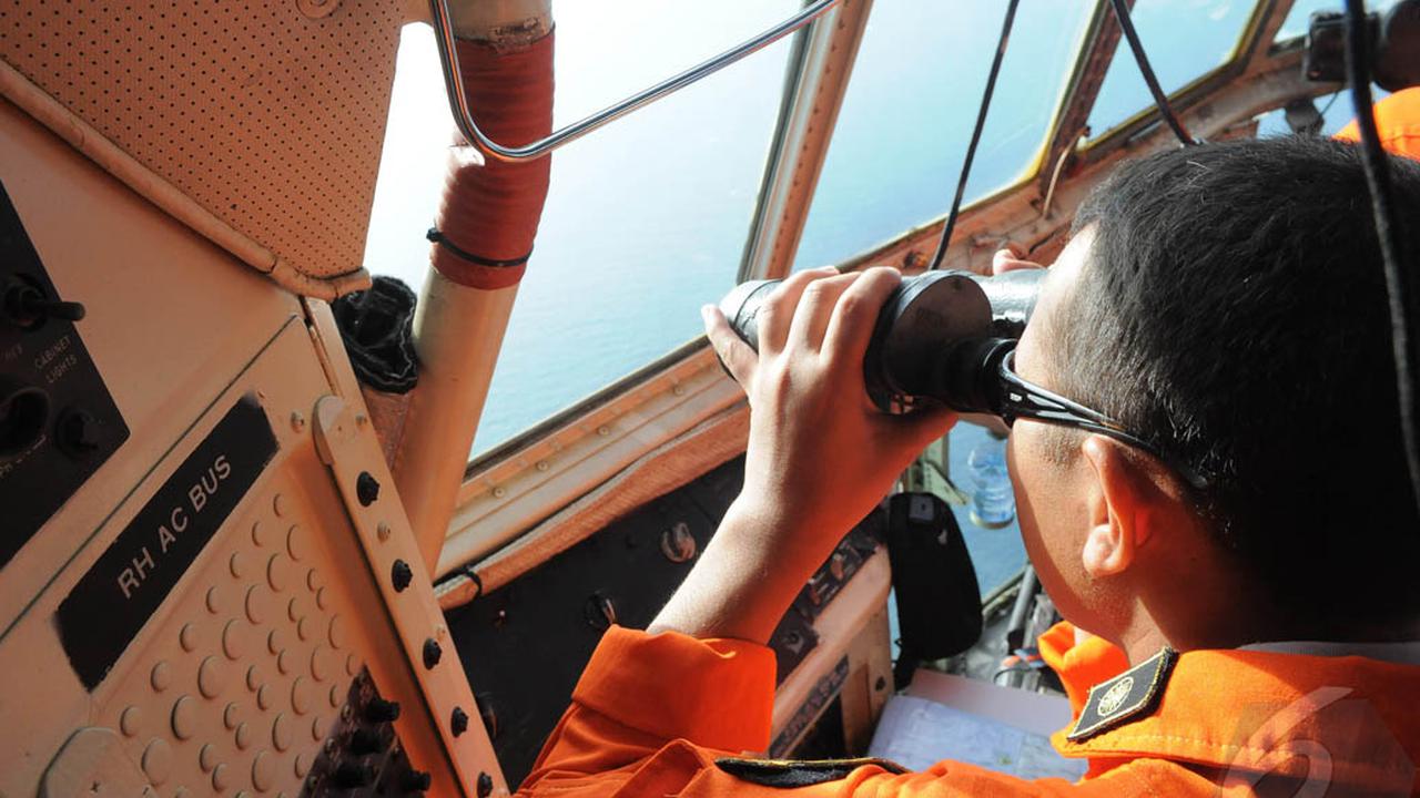 Suasana Pencarian AirAsia dari Atas Hercules