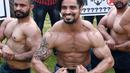 Pemilik dan pelatih gym memamerkan otot mereka saat protes menuntut pemerintah membuka kembali pusat kebugaran di Amritsar, India, Minggu (7/6/2020). Mereka meminta aktivitas tempat olahraga gym juga diizinkan buka setelah pelonggaran lockdown, bukan hanya kegiatan perekonomian. (NARINDER NANU/AFP)