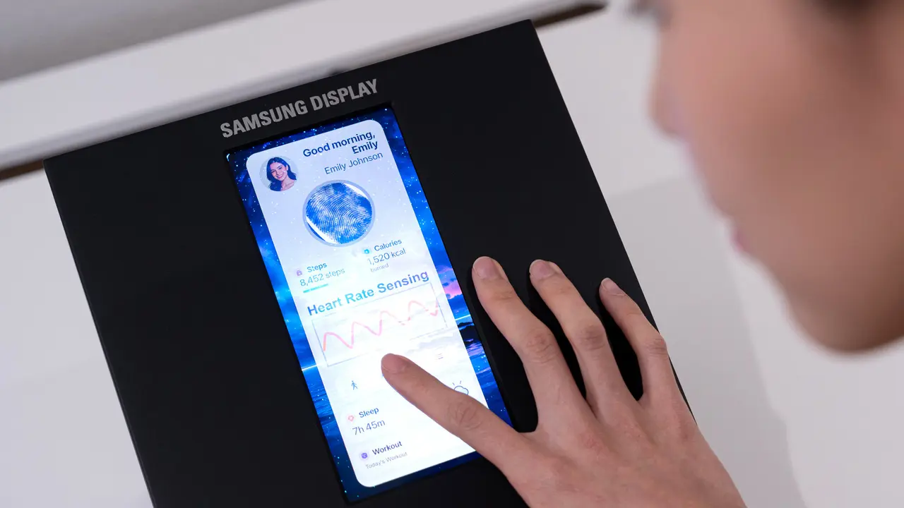 Layar Sensor OLED beresolusi tinggi 500 PPI dari Samsung Display dipamerkan di SID2026, mampu mengukur informasi biometrik seperti aliran darah saat disentuh. Credit: Samsung Display